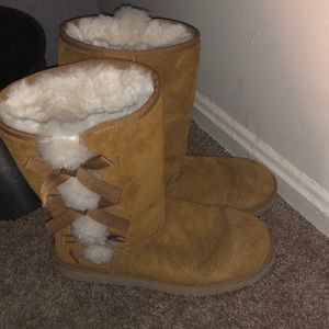 Koolaburra by Ugg cognac color with faux fur lined inside and fur with bows